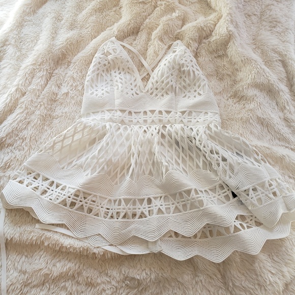 NEW Kendall & Kylie white  cut-out pattern top - Picture 1 of 2